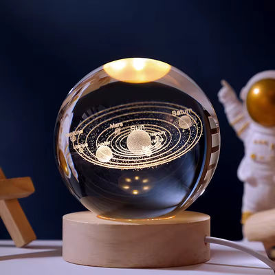 3d Laser Crystal Ball Ukiran Dengan LED Pencahayaan Kayu Base Crystal Ball Souvenir