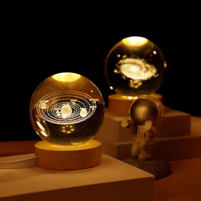 3d Laser Crystal Ball Ukiran Dengan LED Pencahayaan Kayu Base Crystal Ball Souvenir