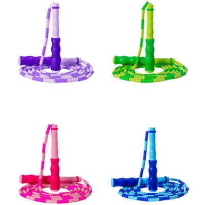 Tali loncatan panjang yang dapat disesuaikan dengan tali nilon berbulu lembut dan desain pegangan bergelombang memastikan pegangan yang nyaman dan latihan yang efektif