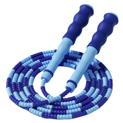 Tali loncatan panjang yang dapat disesuaikan dengan tali nilon berbulu lembut dan desain pegangan bergelombang memastikan pegangan yang nyaman dan latihan yang efektif